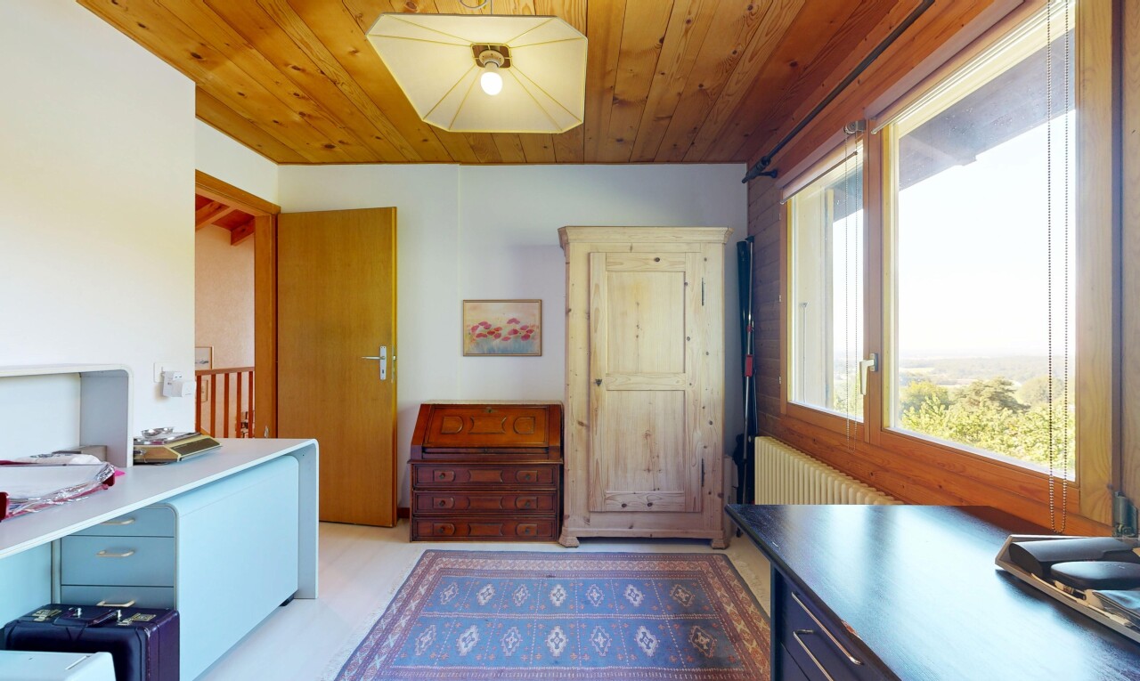 bureau avec plafond en bois, wood ceiling, inside property, light floor, et high end ceiling