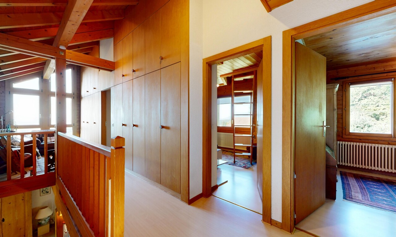 couloir avec lumière naturelle, radiateur, vaulted ceiling, plafond voûté, et escaliers