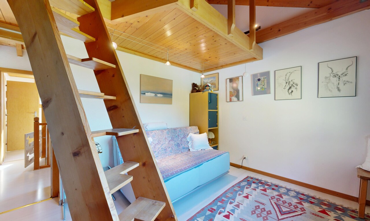 chambre avec escaliers, cloison sèche, drywall, inside property, et plinthes murales