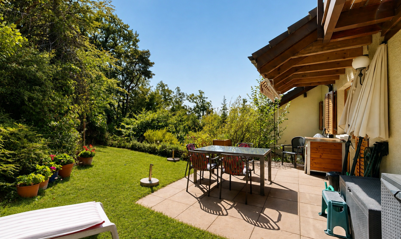 terrasse avec terrasse, from property, pelouse, coin repas extérieur, et day time