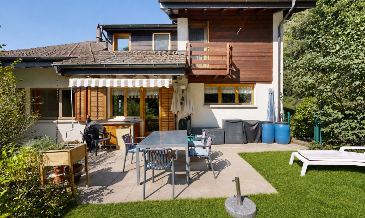 façade avec property visible, terrasse, day time, balcon, et bardage horizontal