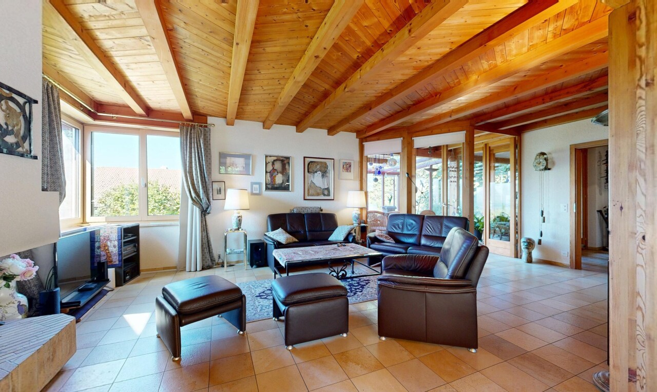 salon avec plafond à poutres, beamed ceiling, plafond en bois, wood ceiling, et high end ceiling