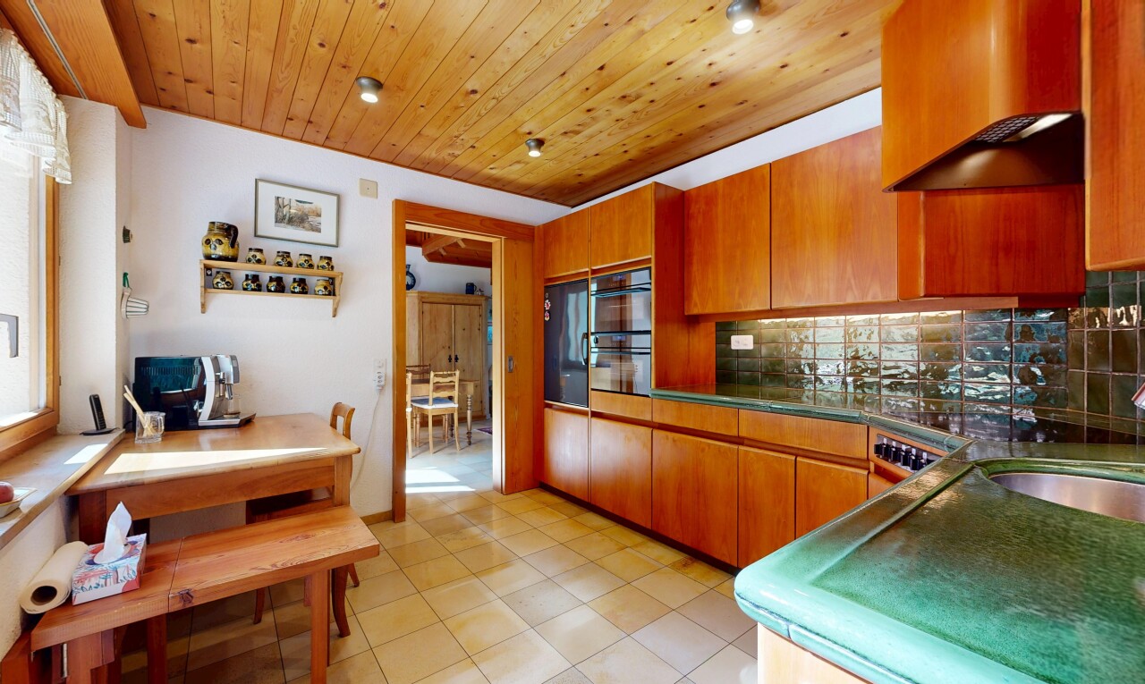 cuisine avec wood ceiling, plafond en bois, hotte, light floor, et drywall