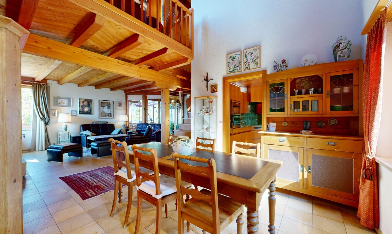 salon / salle à manger avec light floor, drywall, cloison sèche, inside property, et high ceiling