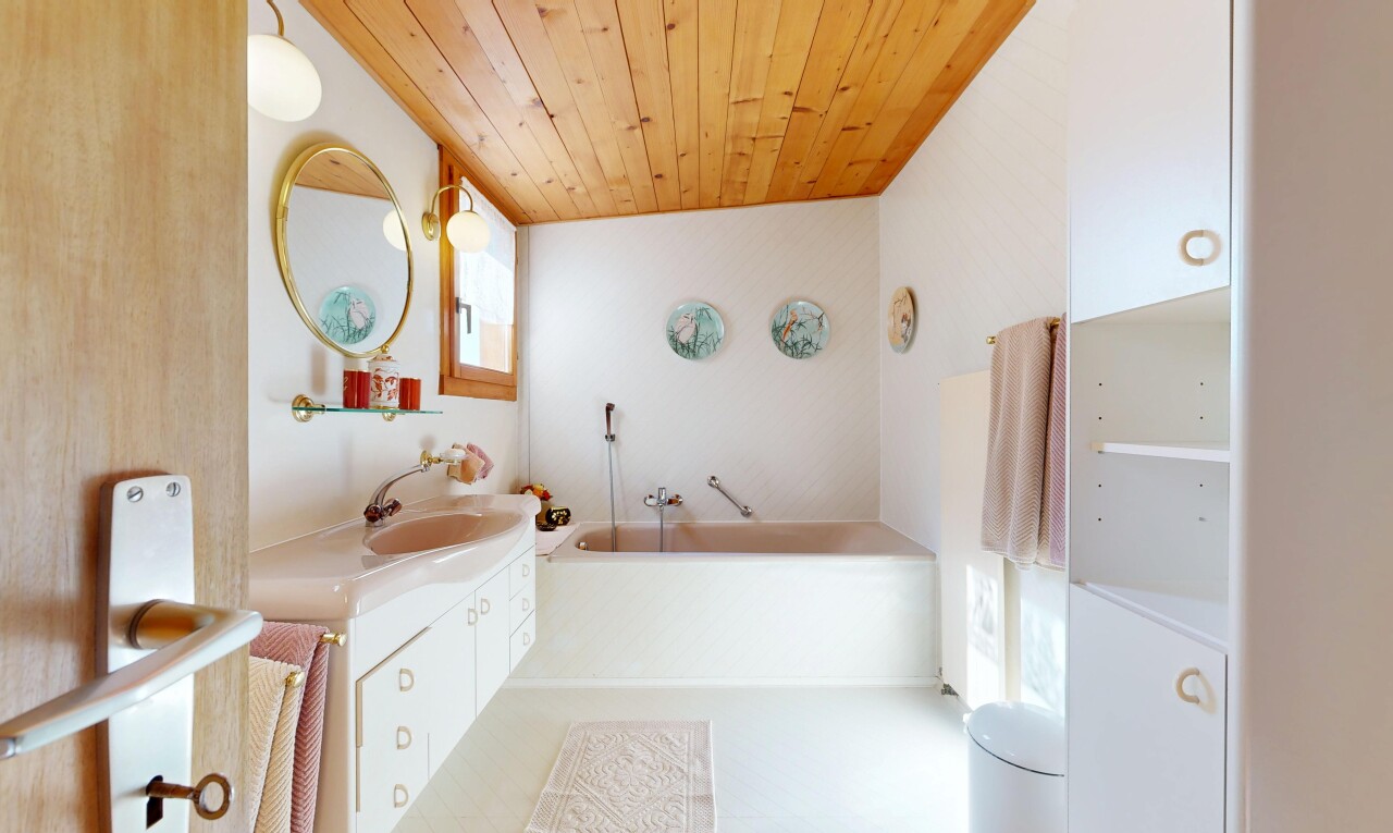 salle de bains avec bain, wood ceiling, plafond en bois, lavabo (ou coiffeuse selon le contexte), et salle de bain complète