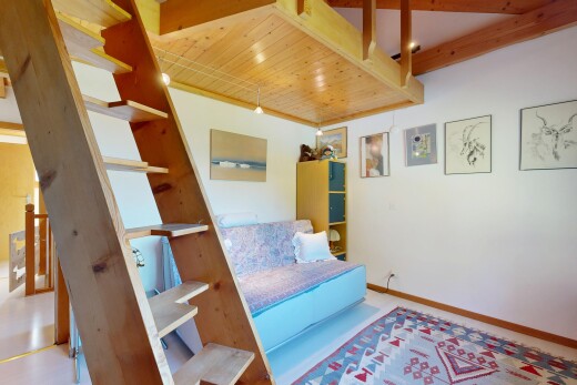 chambre avec escaliers, cloison sèche, drywall, inside property, et plinthes murales
