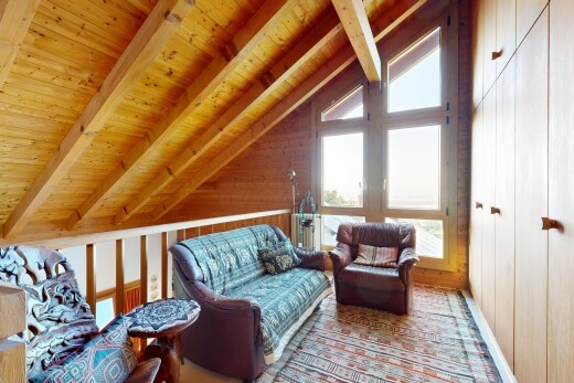 salon avec mezzanine, plafond à poutres, beamed ceiling, plafond voûté, et vaulted ceiling