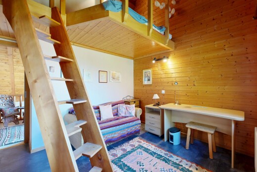 chambre avec mur en bois, wood wall, dated wood wall, cloison sèche, et drywall