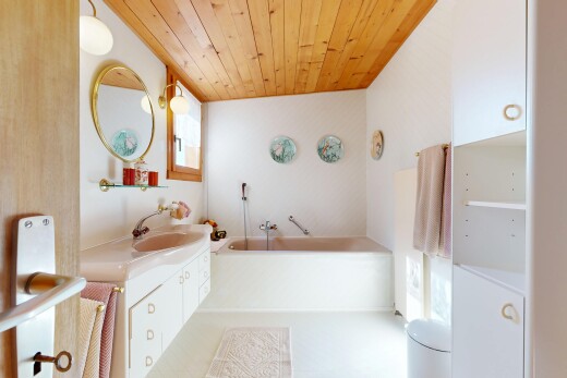 salle de bains avec bain, wood ceiling, plafond en bois, lavabo (ou coiffeuse selon le contexte), et salle de bain complète