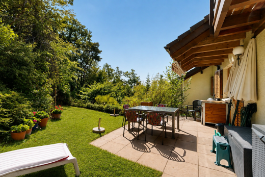 terrasse avec terrasse, from property, pelouse, coin repas extérieur, et day time