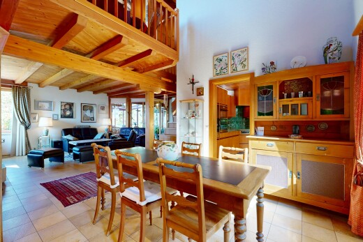 salon / salle à manger avec light floor, drywall, cloison sèche, inside property, et high ceiling