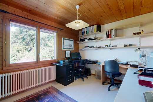 bureau avec radiateur, plafond en bois, wood ceiling, bureau intégré, et mur en bois