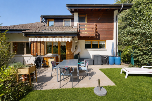 façade avec property visible, terrasse, day time, balcon, et bardage horizontal