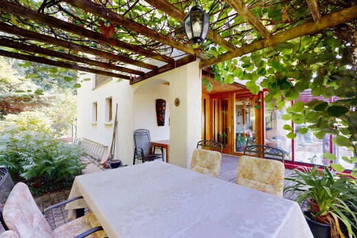 terrasse avec coin repas extérieur, terrasse, et pergola