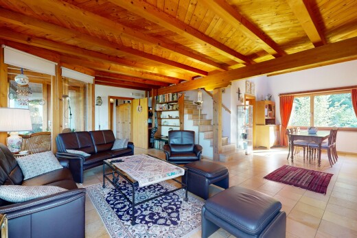 salon / salle à manger avec plafond à poutres, beamed ceiling, escaliers, plafond en bois, et wood ceiling