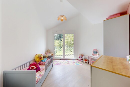 chambre avec lumière naturelle, natural light, plafond voûté, vaulted ceiling, et sol en finition bois
