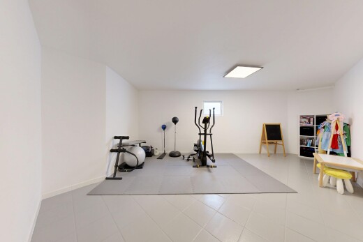 gym avec cloison sèche, drywall, inside property, lumière naturelle, et natural light