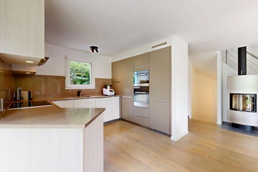 cuisine avec lumière naturelle, natural light, cuisine en forme de u, inside property, et sol en finition bois