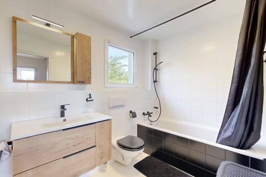salle de bains avec douche-bain combinés, tile shower, tile tub, salle de bain complète, et miroir