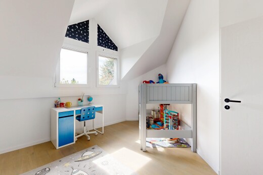 chambre avec lumière naturelle, natural light, plafond voûté, vaulted ceiling, et inside property