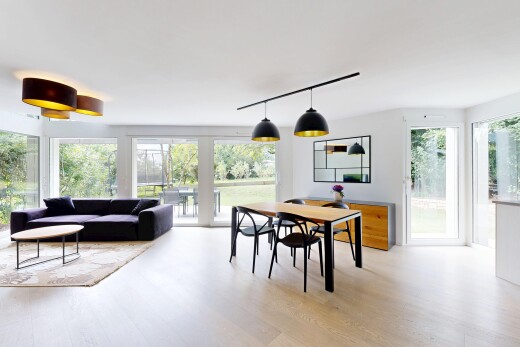 wohn- / esszimmer mit inside property, holzfußboden, wood finish floor, natürliches licht, und natural light