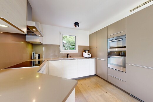 cuisine avec lumière naturelle, natural light, hotte, sol en finition bois, et wood finish floor