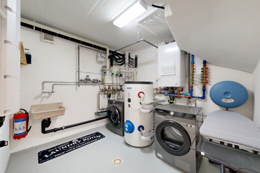buanderie avec lave-linge et sèche-linge, chauffe-eau, inside property, cloison sèche, et drywall