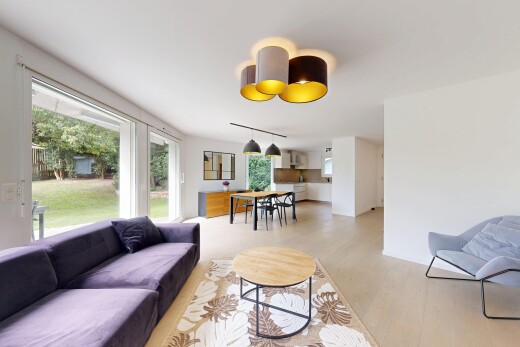 salon / salle à manger avec lumière naturelle, natural light, sol en finition bois, wood finish floor, et cloison sèche