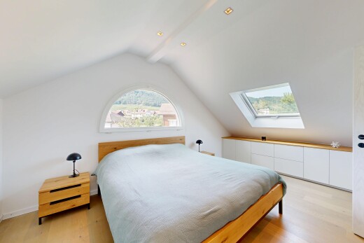 chambre avec plafond voûté, vaulted ceiling, lumière naturelle, natural light, et sol en finition bois