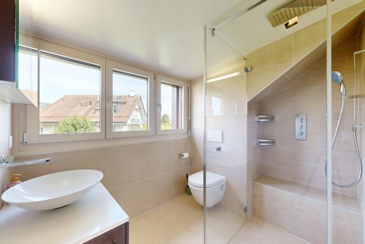 salle de bains avec mur en carrelage, tile wall, lavabo (ou coiffeuse selon le contexte), inside property, et douche
