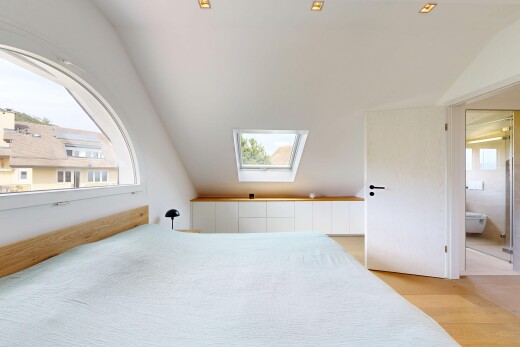 chambre avec plafond voûté, vaulted ceiling, lumière naturelle, natural light, et sol en finition bois