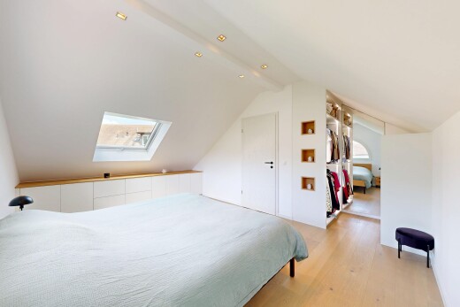 chambre avec lumière naturelle, natural light, sol en finition bois, wood finish floor, et puits de lumière