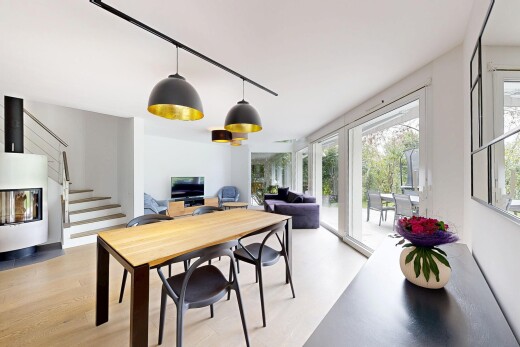 salle à manger avec inside property, cloison sèche, drywall, lumière naturelle, et natural light