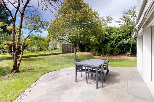 terrasse avec pelouse, terrasse, coin repas extérieur, from property, et clôture