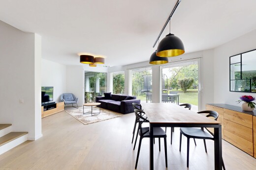 salon / salle à manger avec cloison sèche, drywall, lumière naturelle, natural light, et sol en finition bois
