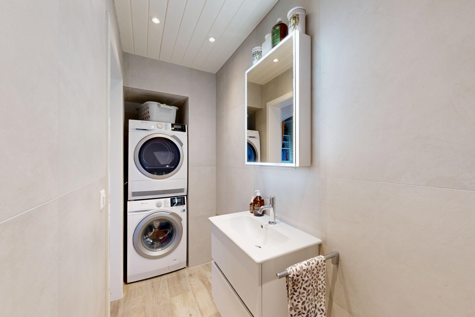 salle de bains avec lavabo (ou coiffeuse selon le contexte), miroir, inside property, sol en finition bois, et wood finish floor