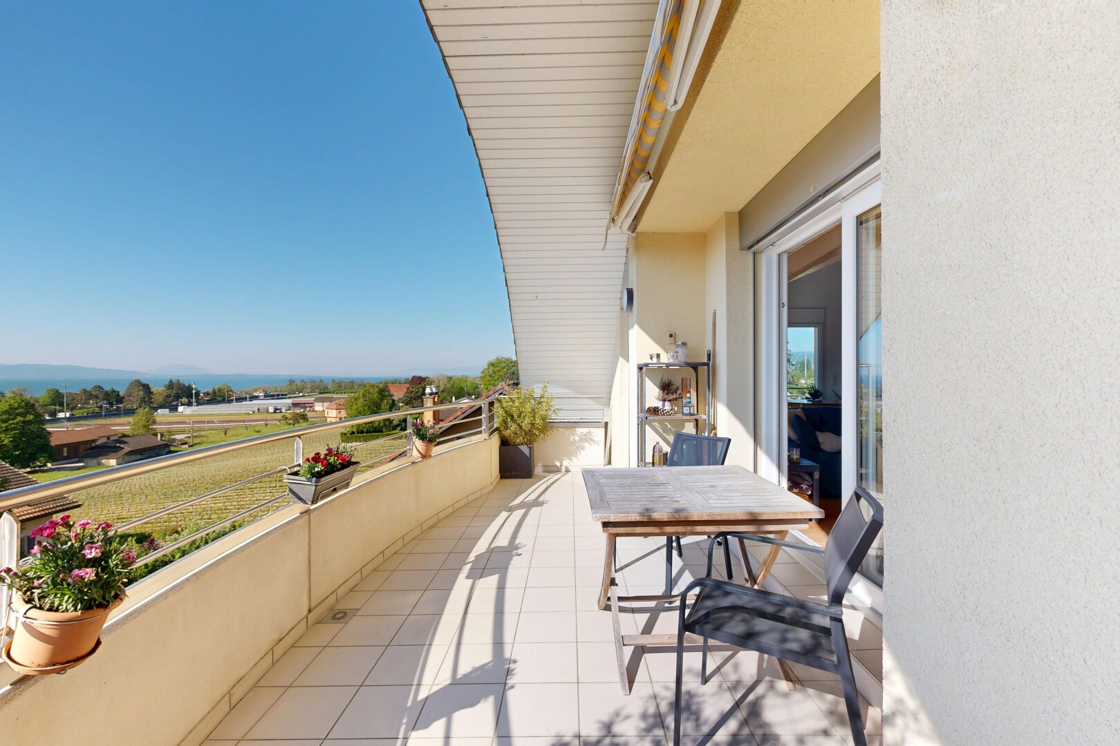 balcon avec from property et day time