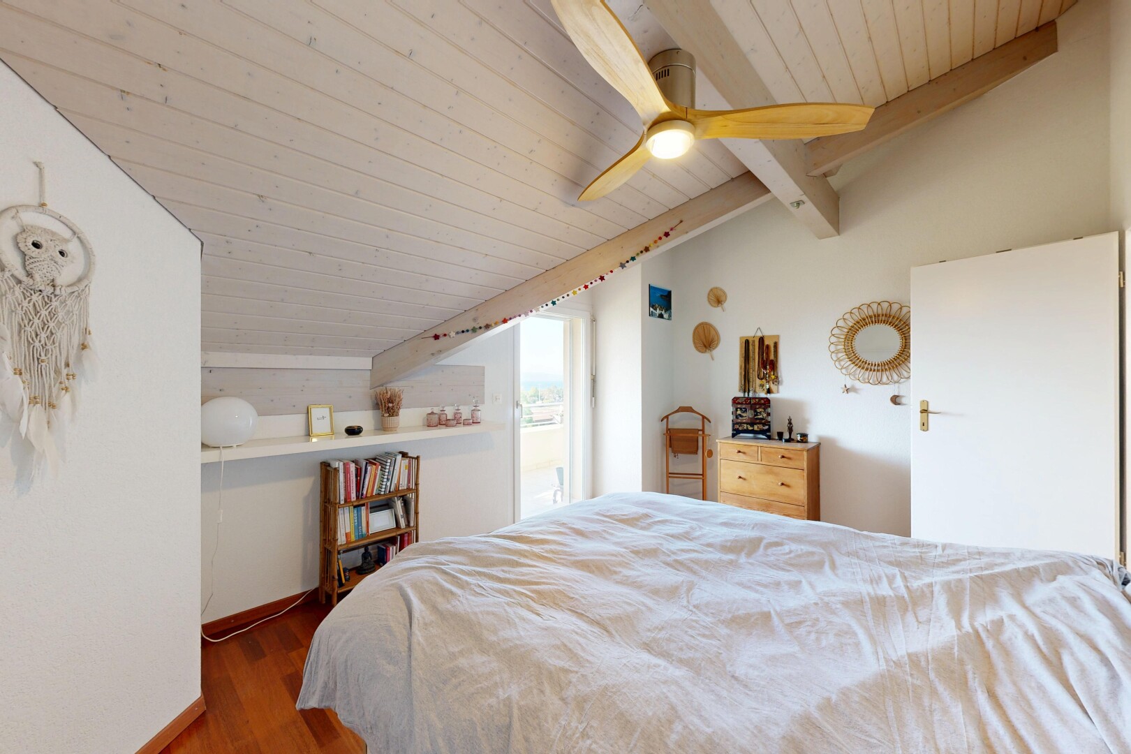 chambre avec wood ceiling, plafond en bois, drywall, cloison sèche, et vaulted ceiling
