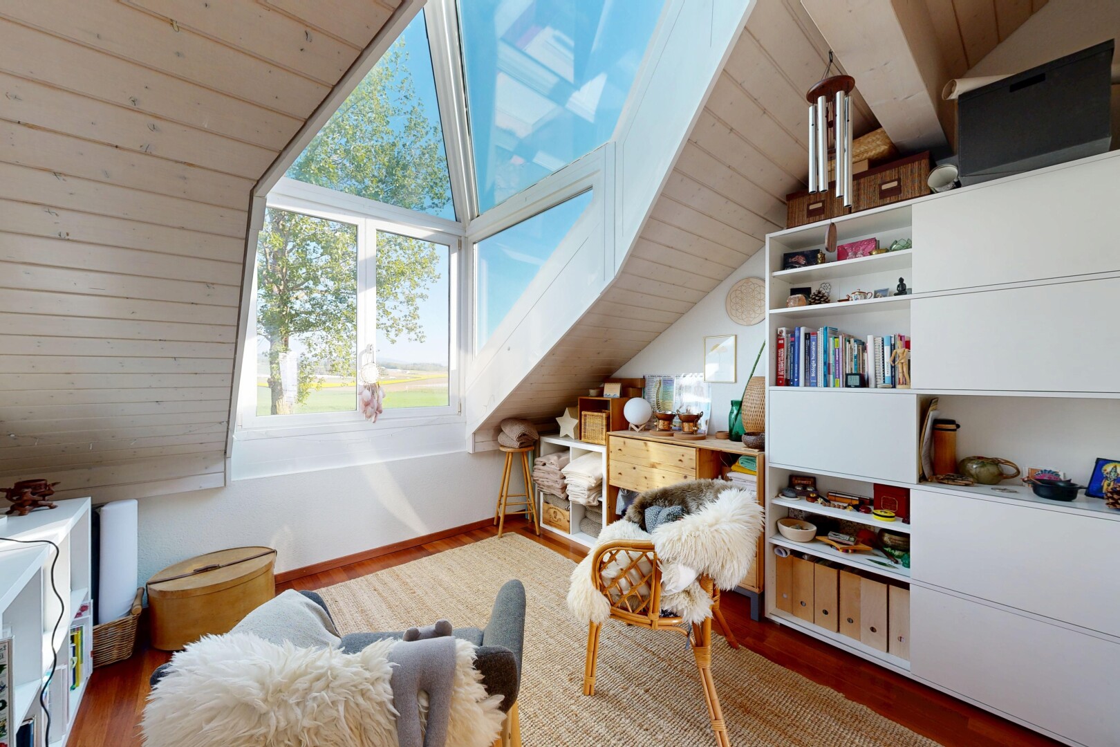 bureau avec vaulted ceiling, plafond voûté, wood ceiling, plafond en bois, et pièce supplémentaire