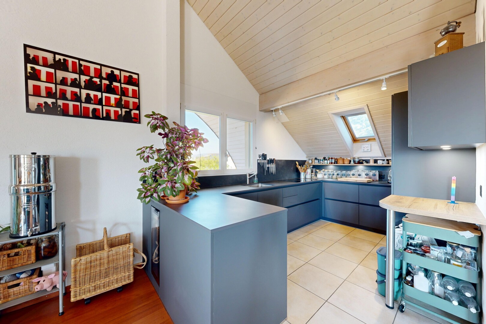 cuisine avec vaulted ceiling, plafond voûté, wood ceiling, plafond en bois, et inside property