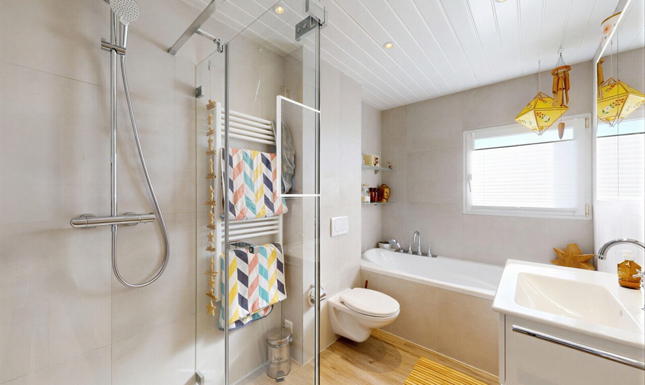 salle de bains avec lavabo (ou coiffeuse selon le contexte), salle de bain complète, chauffe-serviettes, inside property, et wood finish floor