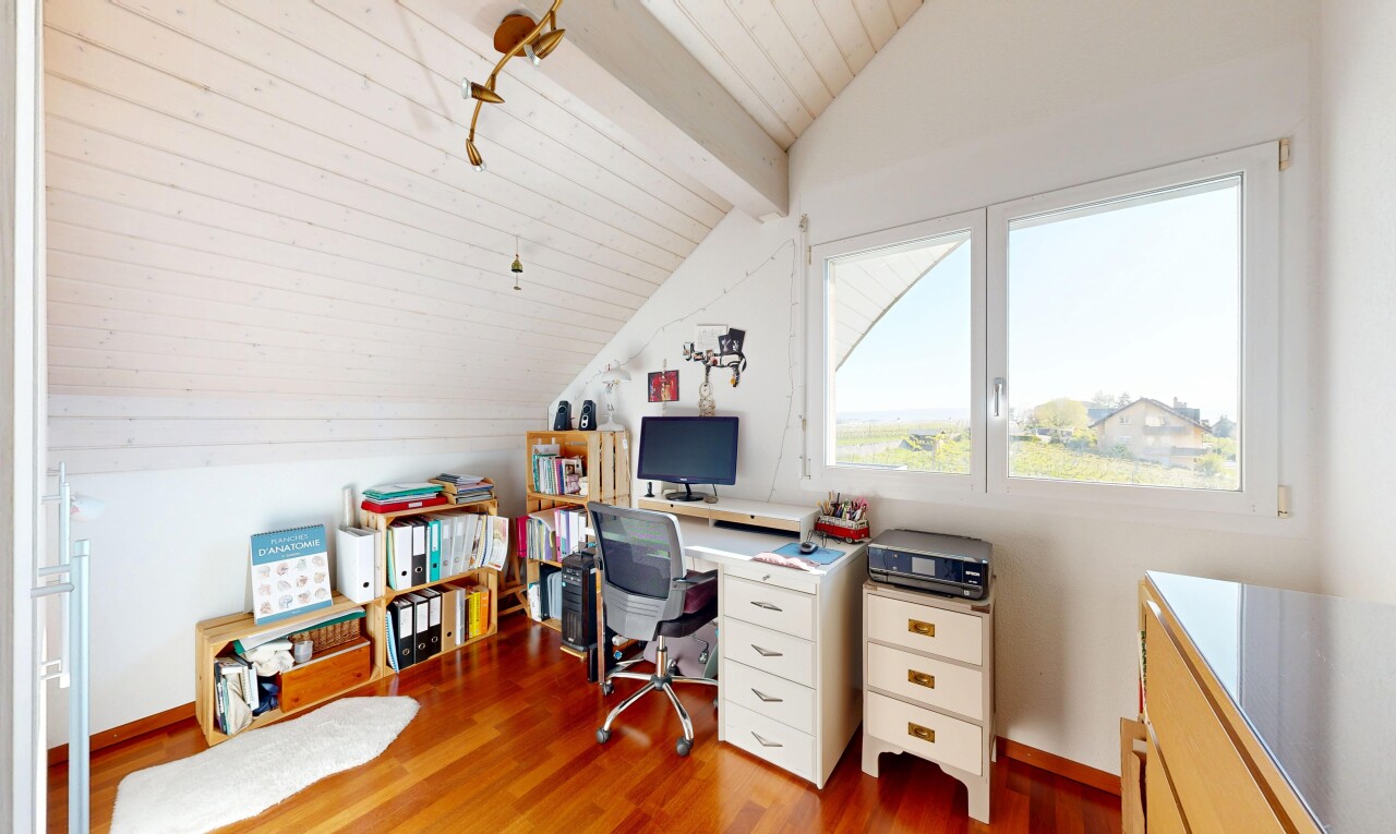 bureau avec pièce supplémentaire, vaulted ceiling, plafond voûté, beamed ceiling, et plafond à poutres