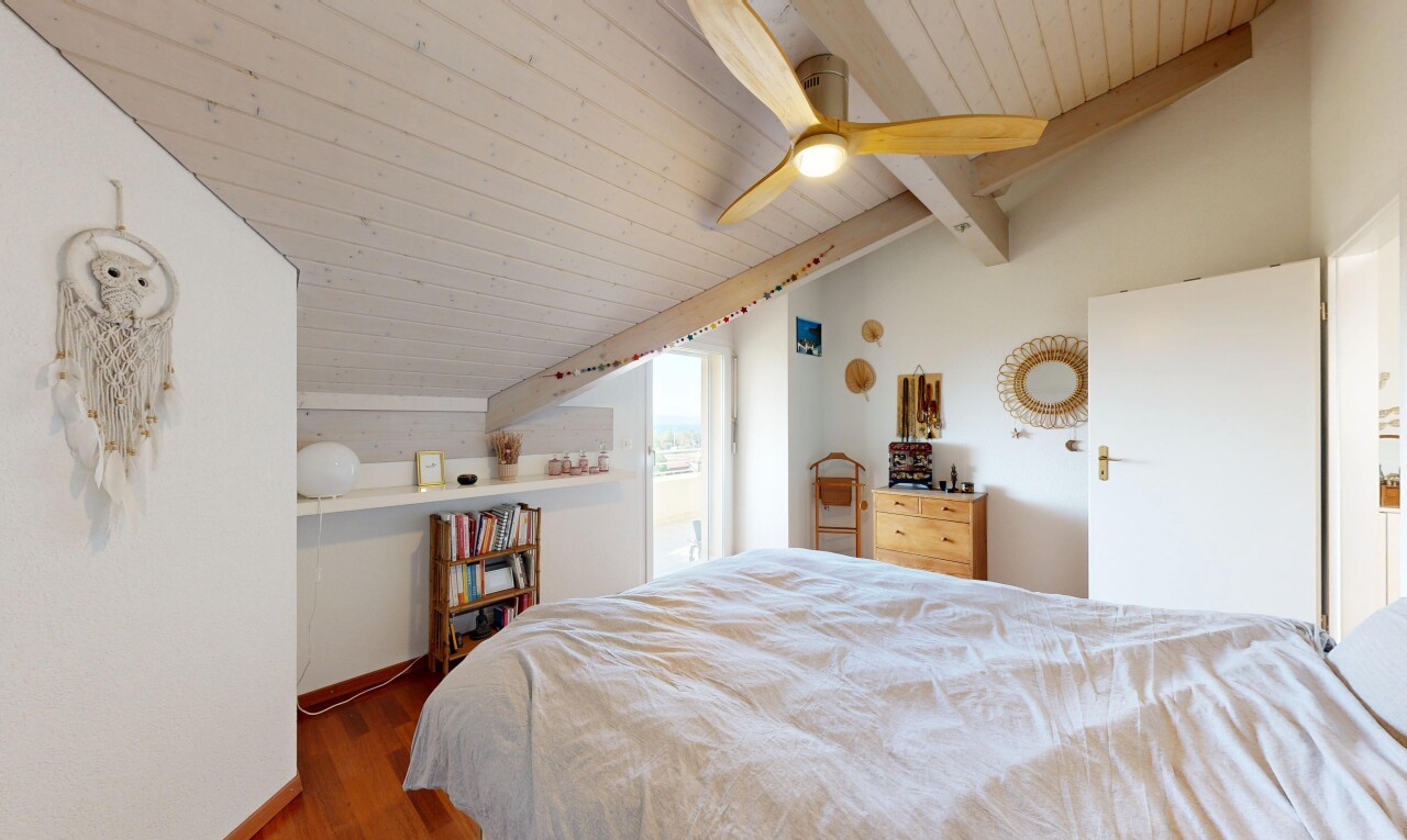 chambre avec wood ceiling, plafond en bois, drywall, cloison sèche, et vaulted ceiling