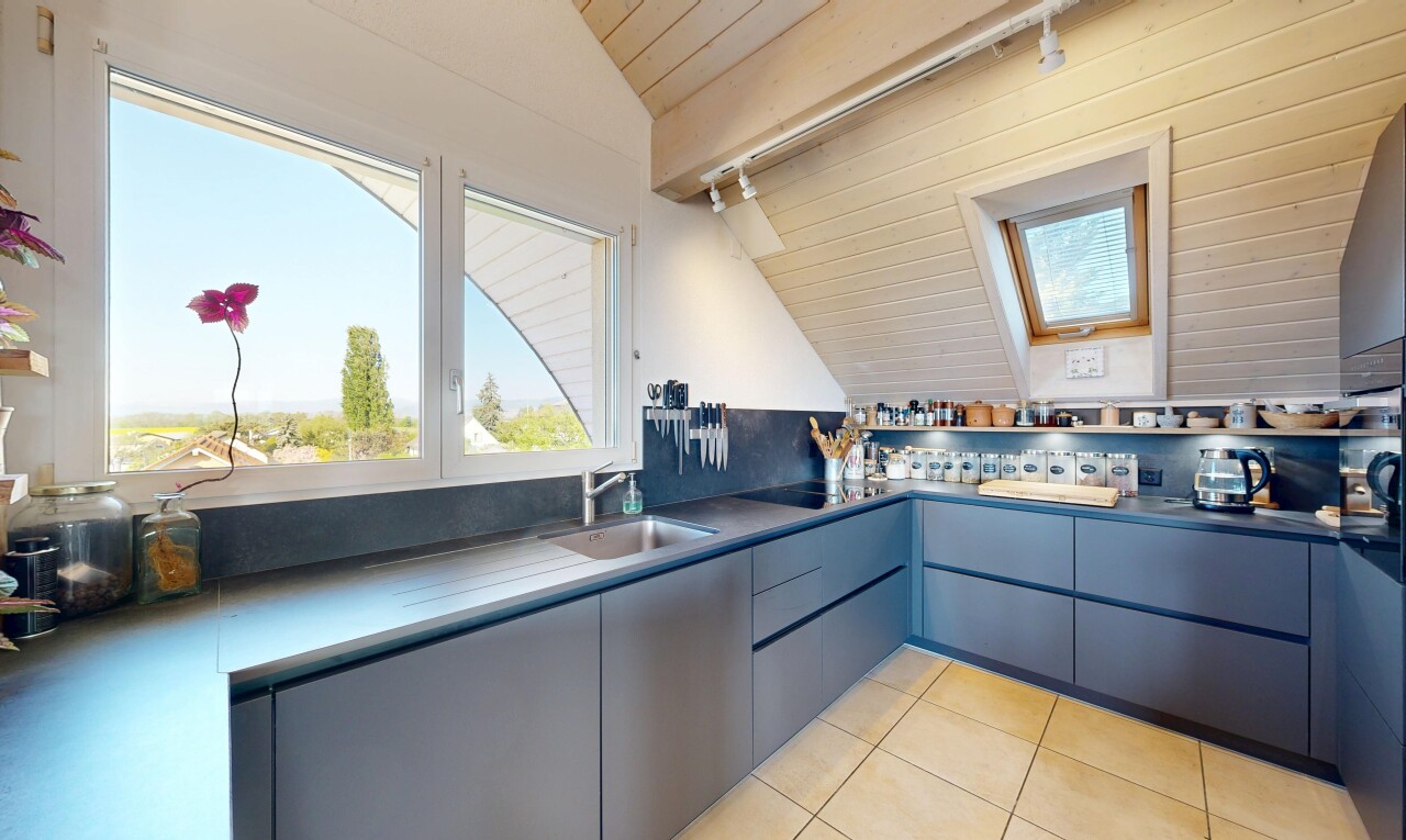 cuisine avec day time, inside property, évier, natural light, et lumière naturelle