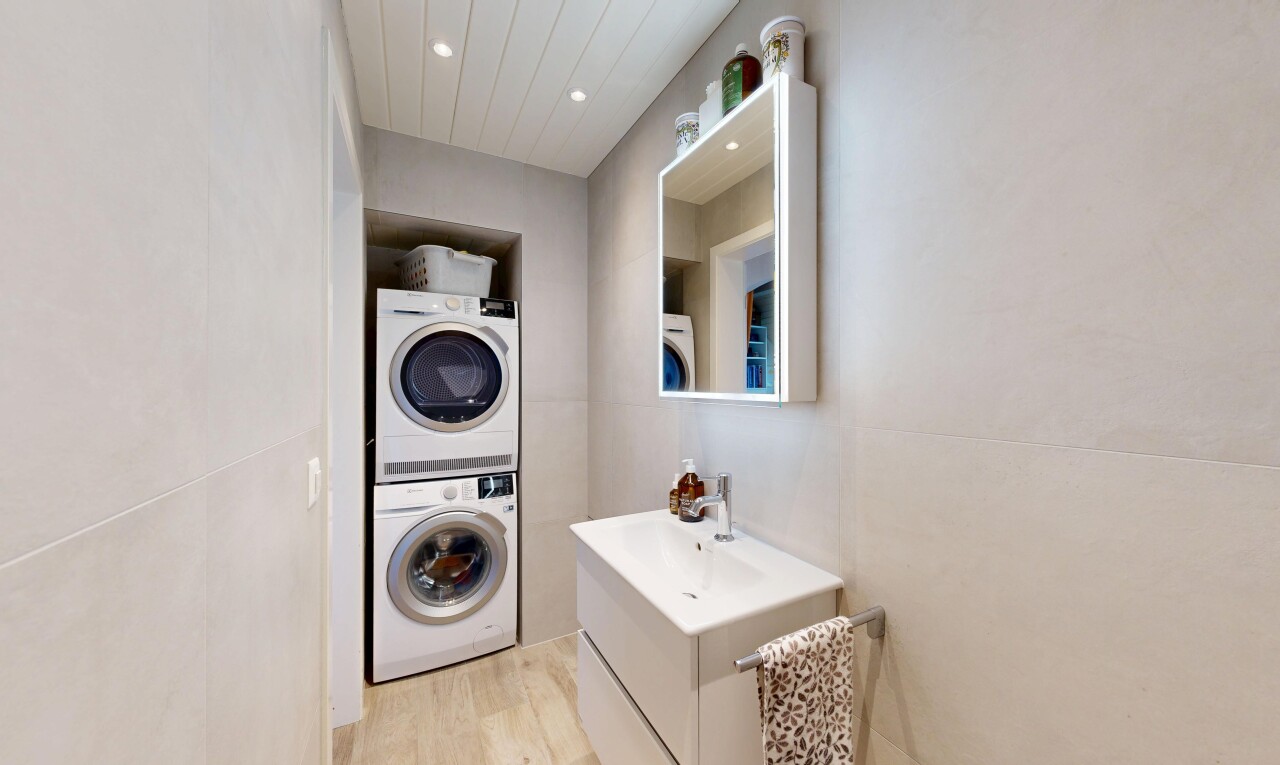 salle de bains avec lavabo (ou coiffeuse selon le contexte), miroir, inside property, sol en finition bois, et wood finish floor