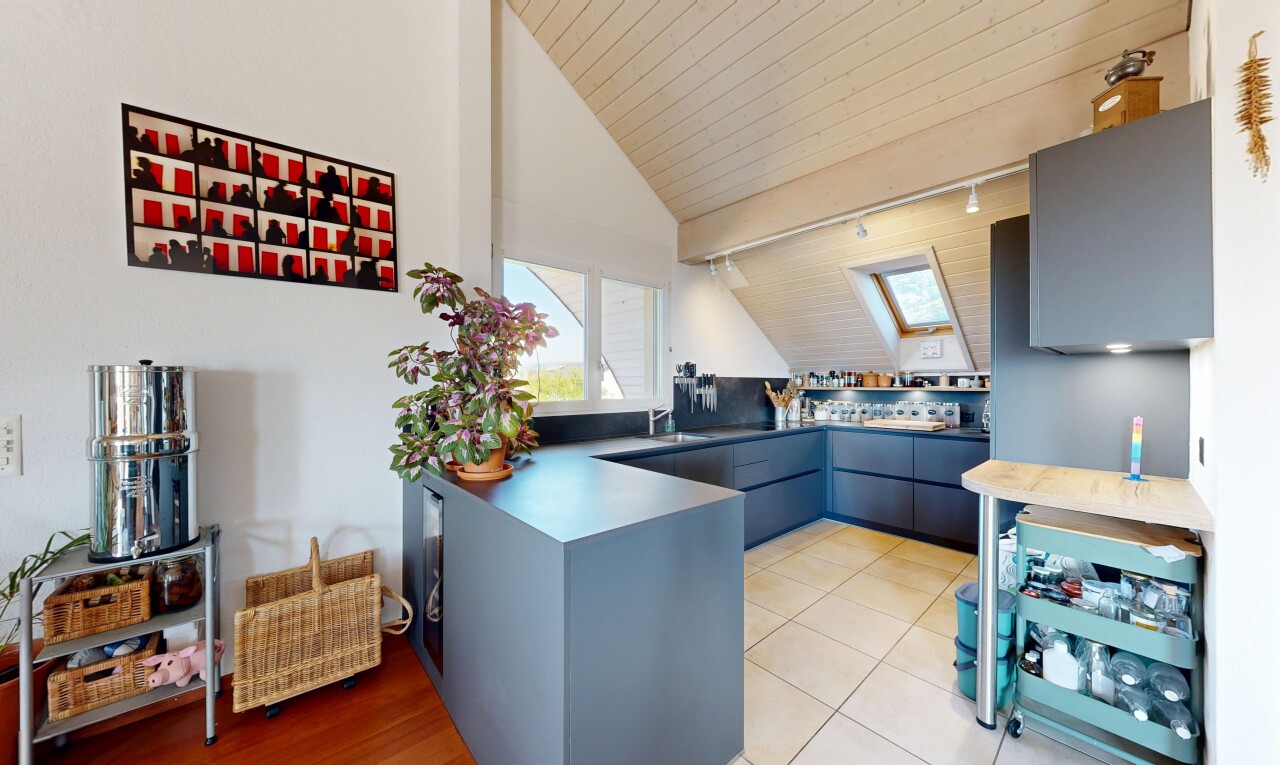 cuisine avec vaulted ceiling, plafond voûté, wood ceiling, plafond en bois, et inside property