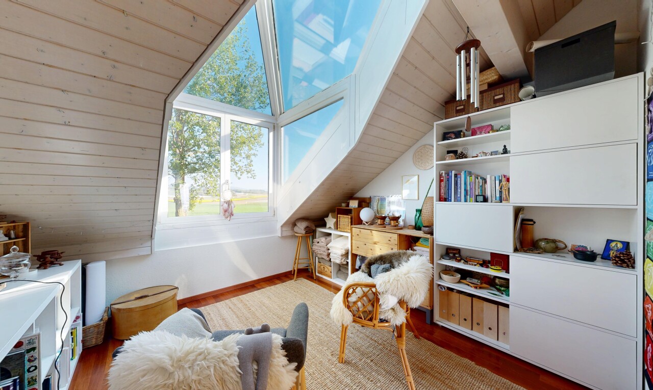 bureau avec vaulted ceiling, plafond voûté, wood ceiling, plafond en bois, et pièce supplémentaire