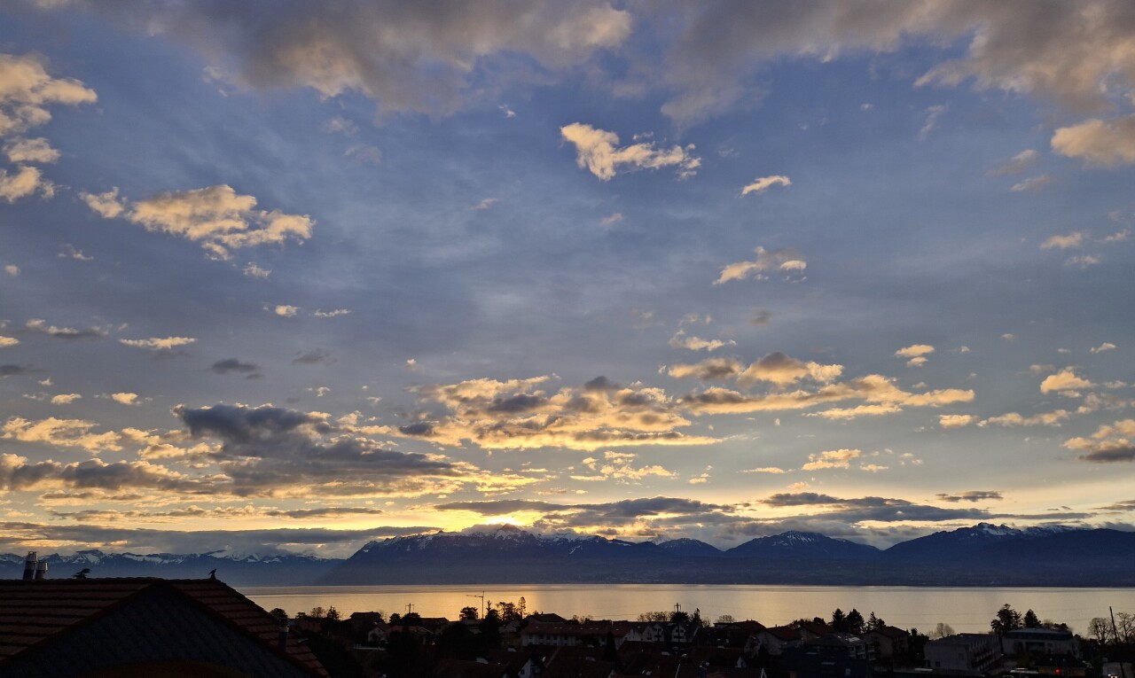 vue sur la montagne avec vue sur la montagne, mountain view, vue sur l'eau, water view, et dusk