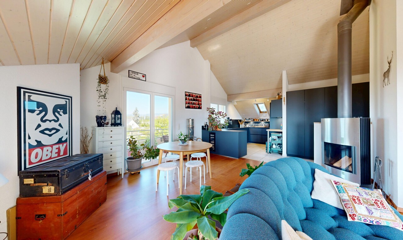 salon / salle à manger avec inside property, sol en finition bois, wood finish floor, full kitchen, et day time