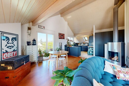 salon / salle à manger avec inside property, sol en finition bois, wood finish floor, full kitchen, et day time